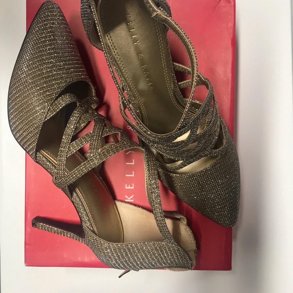 Golden shoes new, very comfortable.
